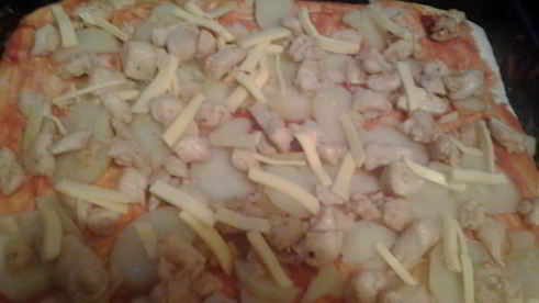 пицца с куриным филе и картофелем