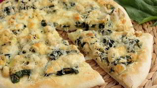 Пицца с курицей и шпинатом