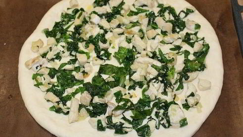 пицца с курицей и шпинатом