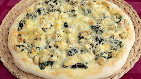 пицца с курицей и шпинатом