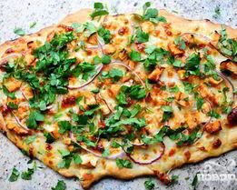 Пицца с курицей и сыром