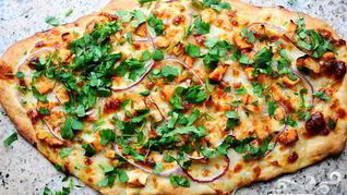 Пицца с курицей и сыром