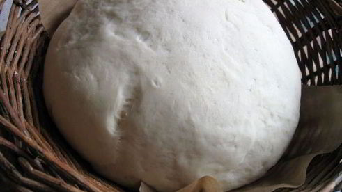 пицца с острой колбасой и перцем