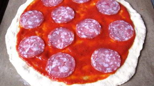 пицца с острой колбасой и перцем