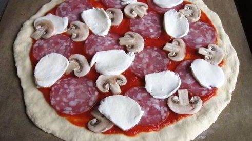 пицца с острой колбасой и перцем