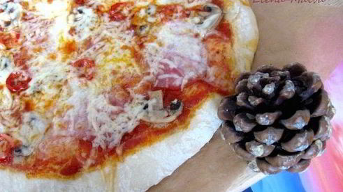 пицца с острой колбасой и перцем