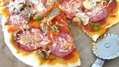 пицца с острой колбасой и перцем