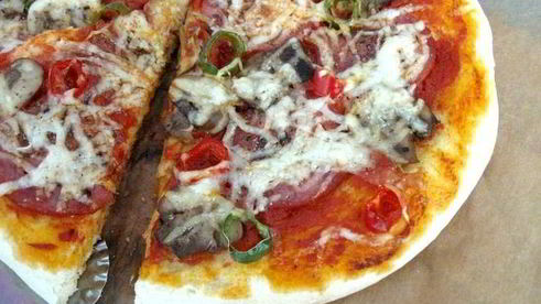 пицца с острой колбасой и перцем