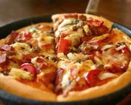 Пицца с пепперони и сладким перцем