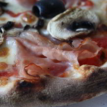 Пицца с помидорами