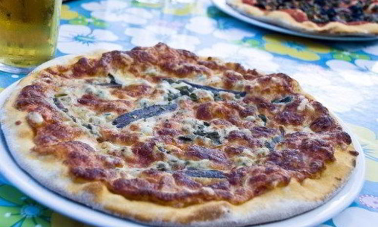 Рецепт пиццы с сардинами, луком и помидорами