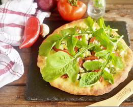 Пицца с сыром из козьего молока и рукколой
