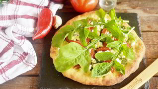 Пицца с сыром из козьего молока и рукколой