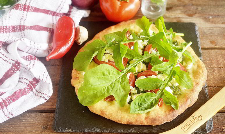 Рецепт пиццы с сыром из козьего молока и рукколой