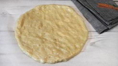 пицца с сыром из козьего молока и рукколой