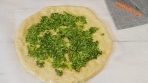 пицца с сыром из козьего молока и рукколой