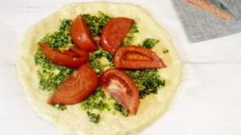 пицца с сыром из козьего молока и рукколой