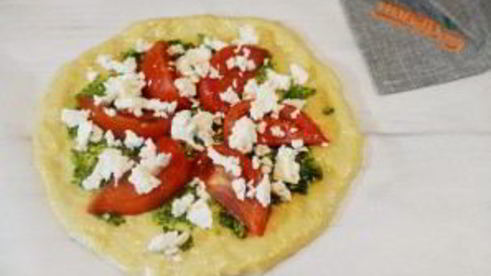 пицца с сыром из козьего молока и рукколой