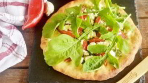 пицца с сыром из козьего молока и рукколой