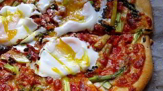 Пицца со спаржей и яйцами