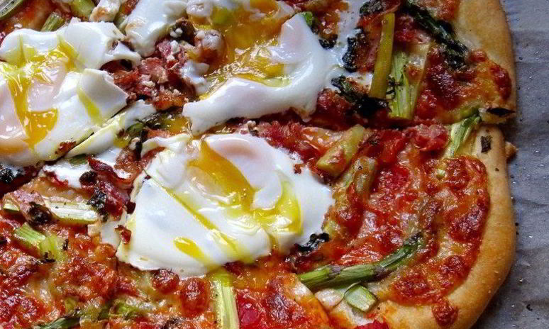 Рецепт пиццы со спаржей и яйцами