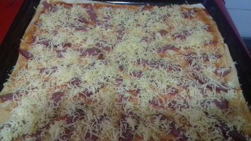 пицца спартанская из слоеного теста