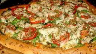 Пицца в виде сердца с овощами и пепперони