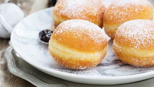 Пончики из слоеного теста