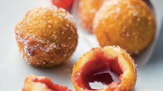 Пончики с клубнично-ванильной начинкой