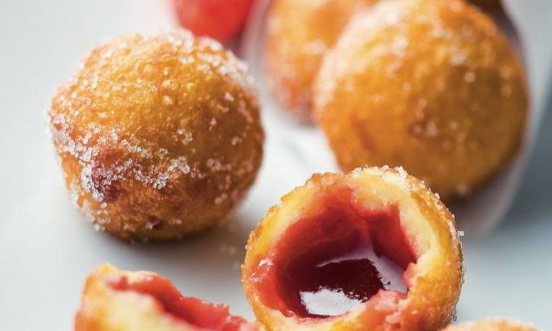 Рецепт пончиков с клубнично-ванильной начинкой