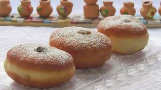 Пончики суфганиет — традиционная еврейская выпечка на Хануку