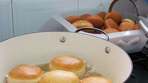 пончики суфганиет — традиционная еврейская выпечка на хануку