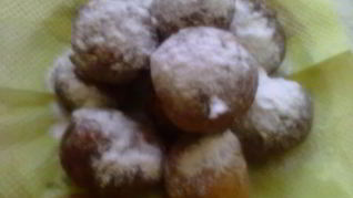 Пончики творожные с изюмом