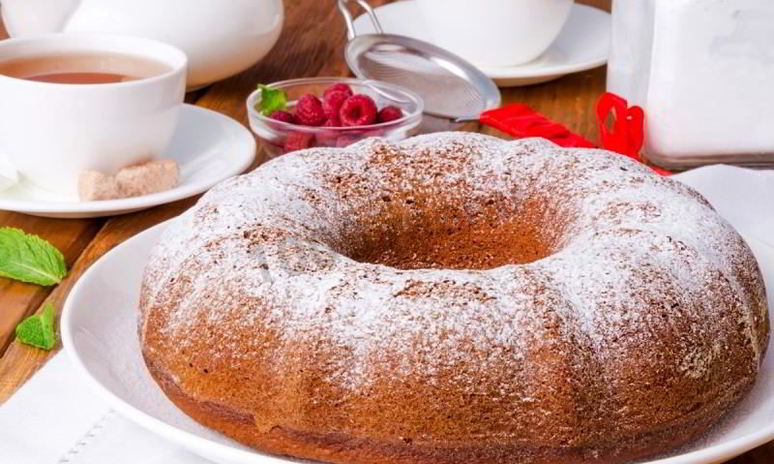 Рецепт коврижки на кефире с вареньем