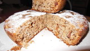 Коврижка с орехами, яблоками и кокосом