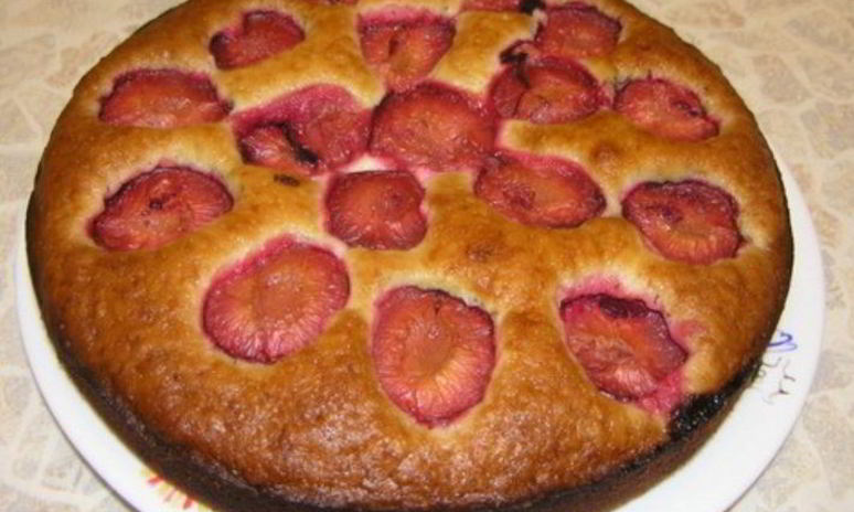 Рецепт коврижки со сливами