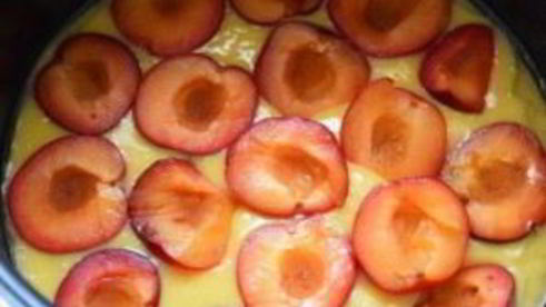 коврижка со сливами