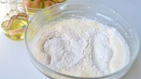 ржаная шарлотка с яблоками