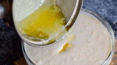 шарлотка из яблок на сметане