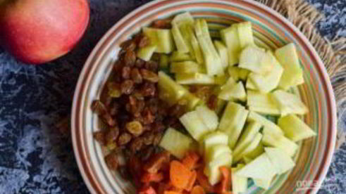 шарлотка из яблок на сметане