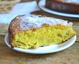 Шарлотка классическая с яблоками