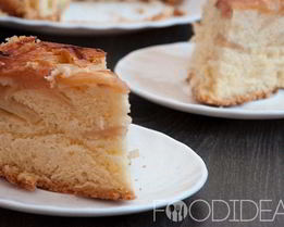 Шарлотка на кефире в мультиварке