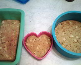 Шарлотка на ряженке с яблоками