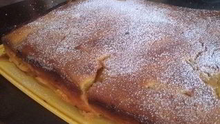 Шарлотка на творожном тесте с яблоками