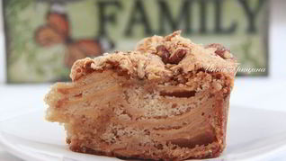 Шарлотка с айвой и орехами