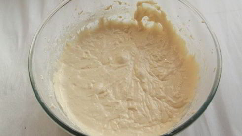 шарлотка с айвой и орехами