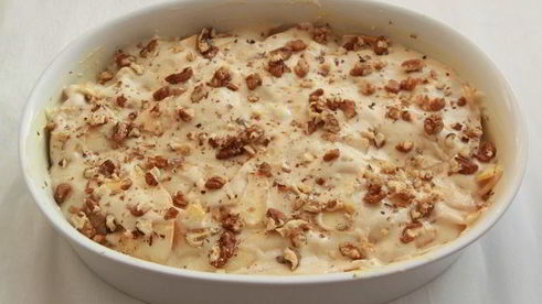 шарлотка с айвой и орехами