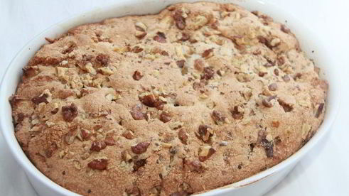 шарлотка с айвой и орехами