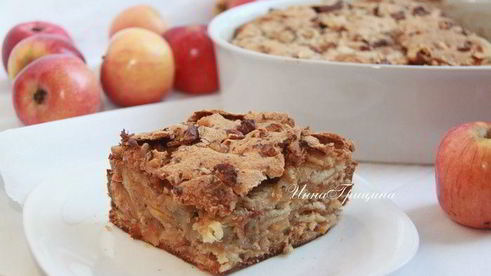 шарлотка с айвой и орехами