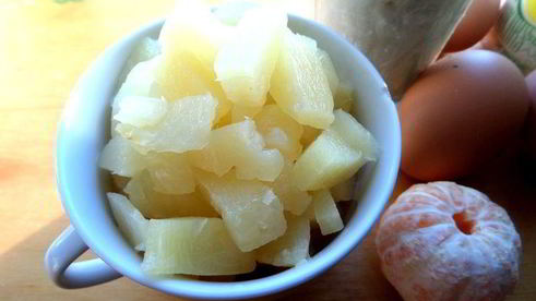 шарлотка с ананасом и хурмой